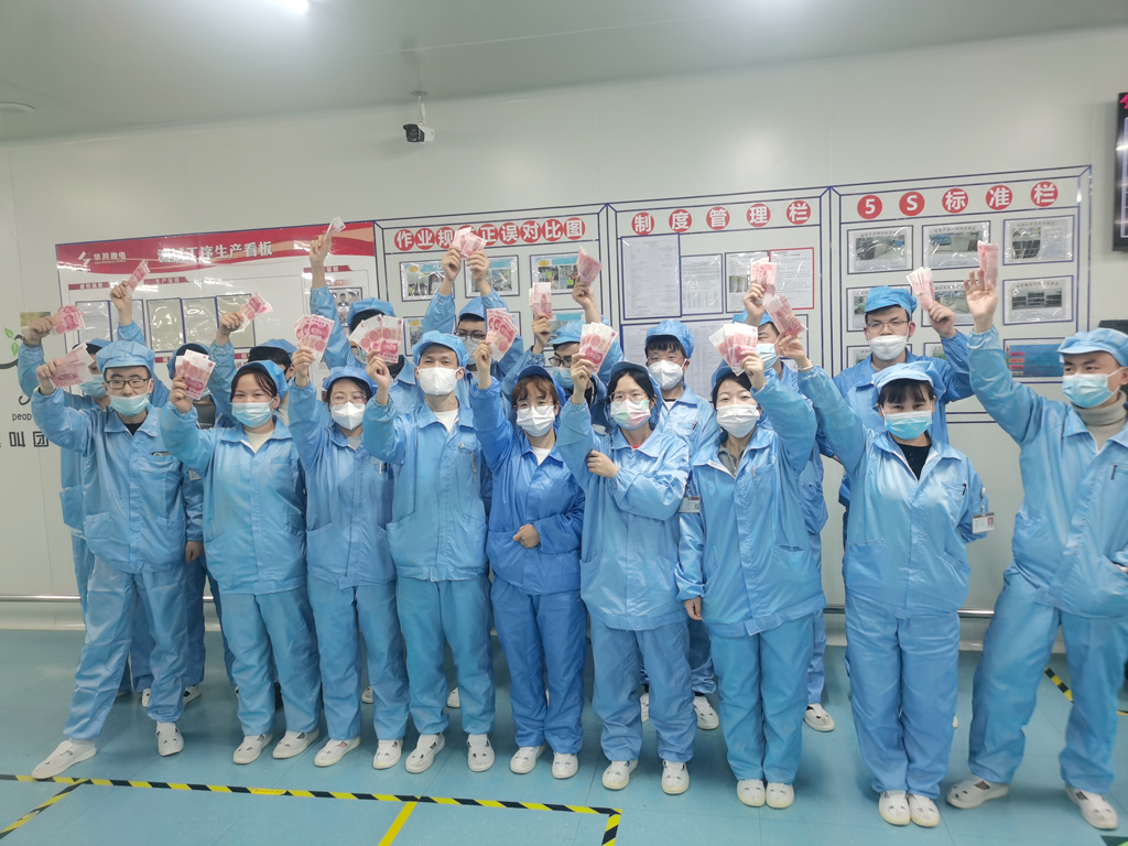 bb贝博微电经营班子为员工发放“开年红包”