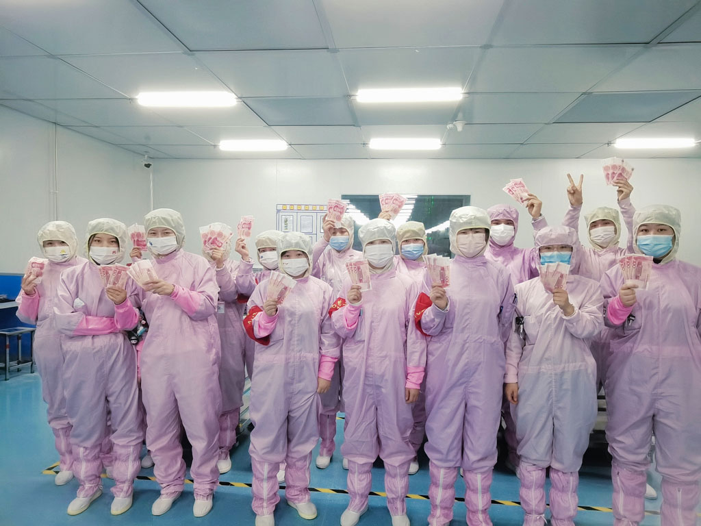 bb贝博微电经营班子为员工发放“开年红包”