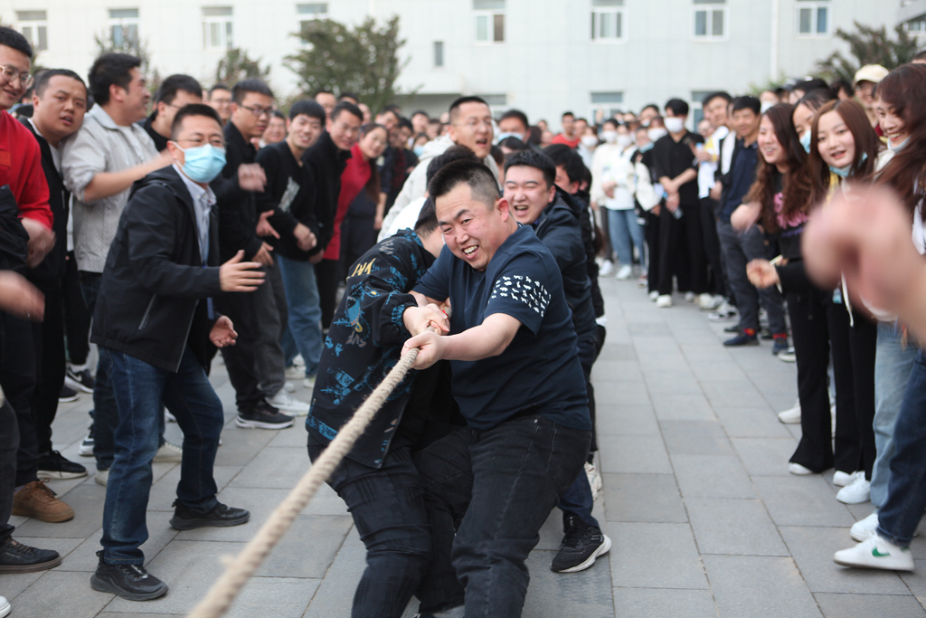 bb贝博微电举办迎“五一”员工拔河比赛